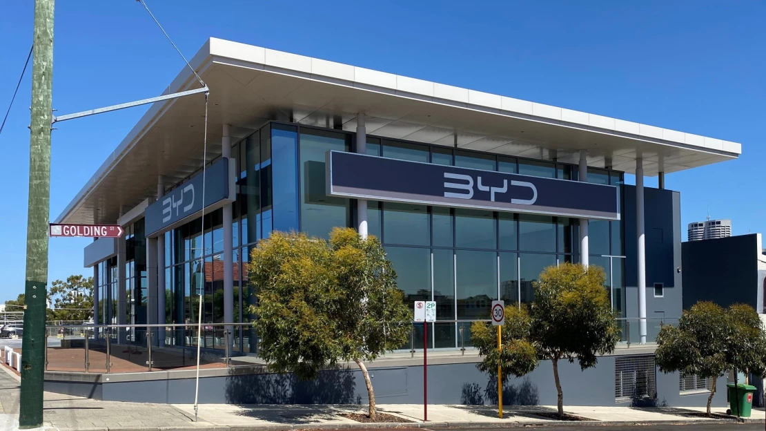 Čínský gigant BYD zahajuje výrobu v Evropě, do čtyř let tam chce vyrábět všechny modely