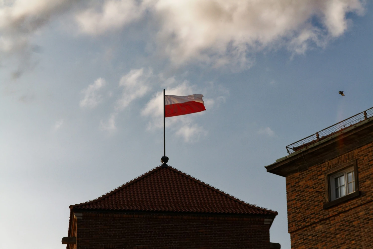 Polský vzdušný prostor narušily ruské drony. Našly se i části rakety