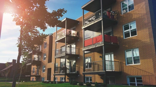 Žádné byty pro mladé. Jak se na krizi bydlení v Česku dívají letošní 30 pod 30? 