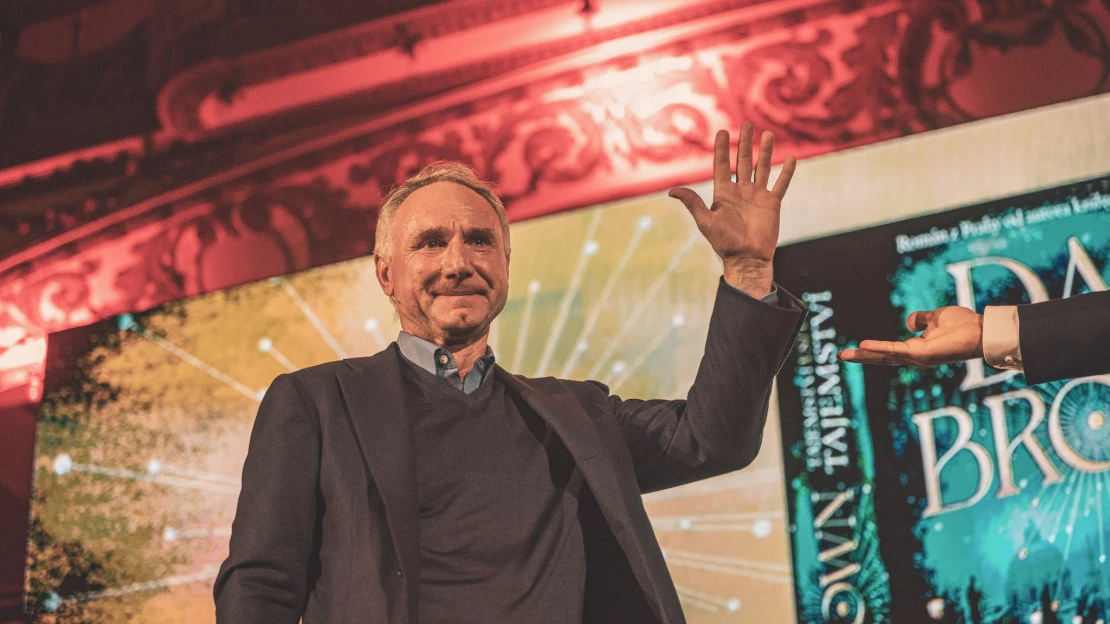 V Česku se za týden prodalo sto tisíc výtisků novinky Dana Browna