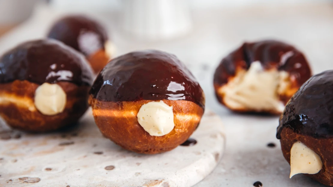Boston cream donuty. Americká legenda s&nbsp;vanilkovým krémem a&nbsp;čokoládou