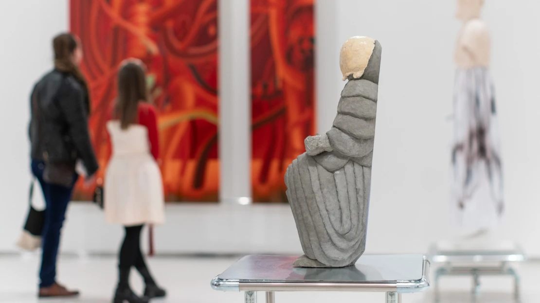 Ženy, technologie, objekty. V Mánesu je k vidění sbírka Kateřiny Havrlant