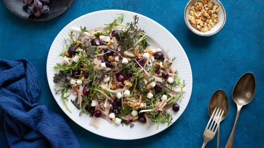 Podzimní salát pro gurmány. Ten s pečenými hrozny změní váš názor na fenykl