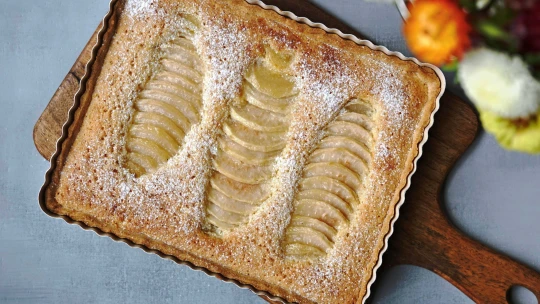 Hygge na talíři. Hruškový koláč s frangipane vykouzlí pravou podzimní pohodu