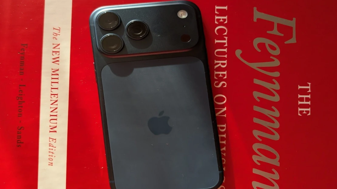 Apple se přestává bát radikálnějších inovací. První dojmy z&nbsp;iPhone 17 Pro Max