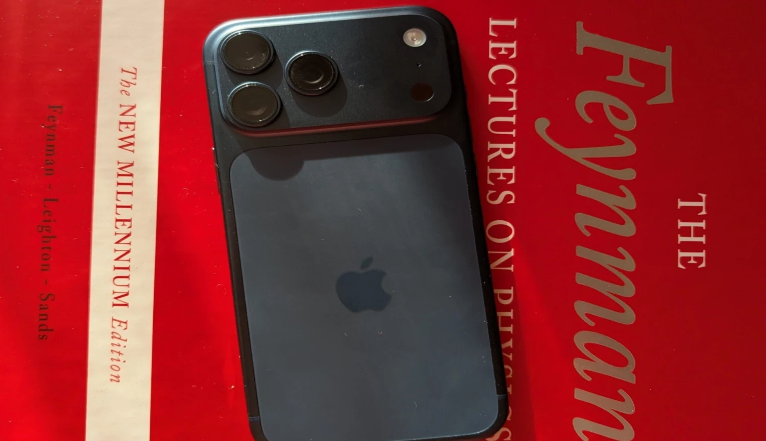 Apple se přestává bát radikálnějších inovací. První dojmy z iPhone 17 Pro Max