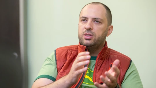 Miliardářem se stal na schodech. Příběh zakladatele WhatsAppu je jako z filmu