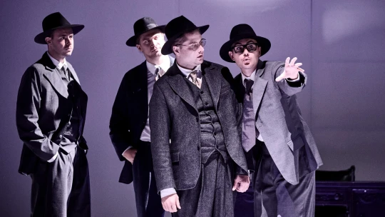 Mezi rovnicí a apokalypsou. Inscenace Projekt Manhattan je jako jaderný reaktor