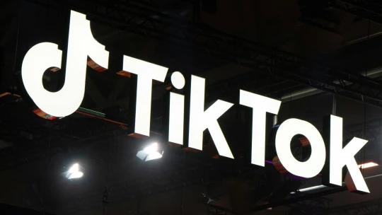 Miliardáři a Trumpovi známí. Kdo jsou hráči, kteří si porcují TikTok v USA?