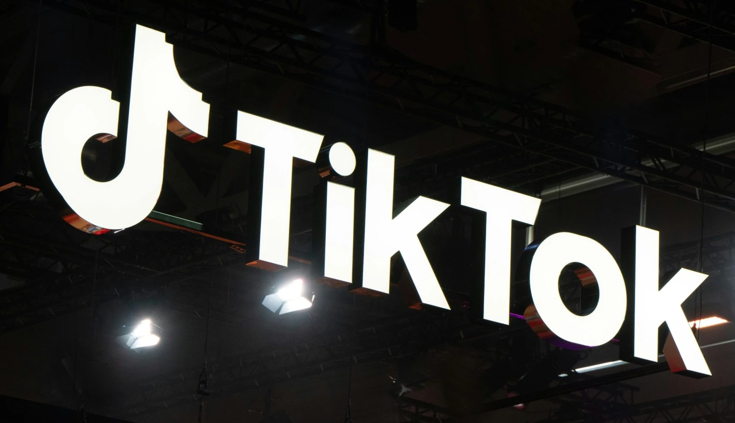 Miliardáři a Trumpovi známí. Kdo jsou hráči, kteří si porcují TikTok v USA?