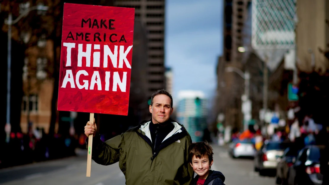Ranní výběr: Svítící rostliny místo lamp a americké zapomínání na třetí říši