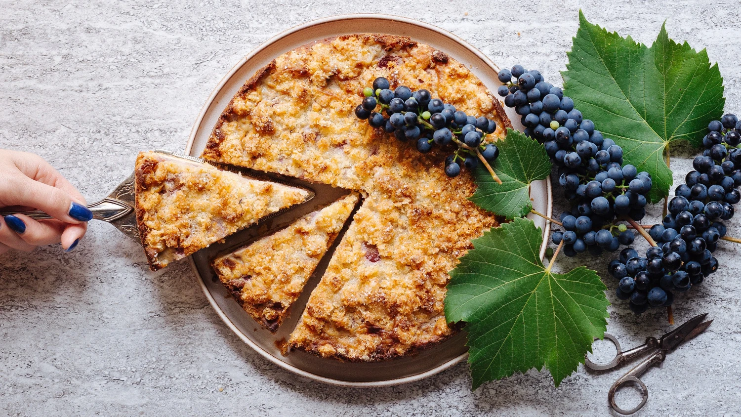 Víno bez skleničky. Sladký hroznový koláč s kokosovou drobenkou