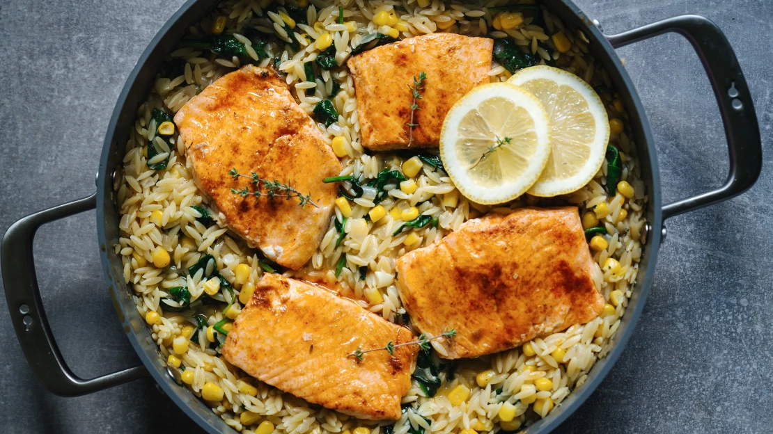 Jedna pánev & 30 minut. Losos, špenát a lahodné orzo pro hektické dny