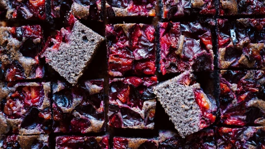 Smíchat a hotovo. Rychlá svačinová bublanina se švestkami a mákem