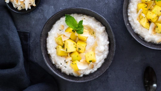 Takovou babička nedělala. Kokosová mléčná rýže s mangem & kardamomem