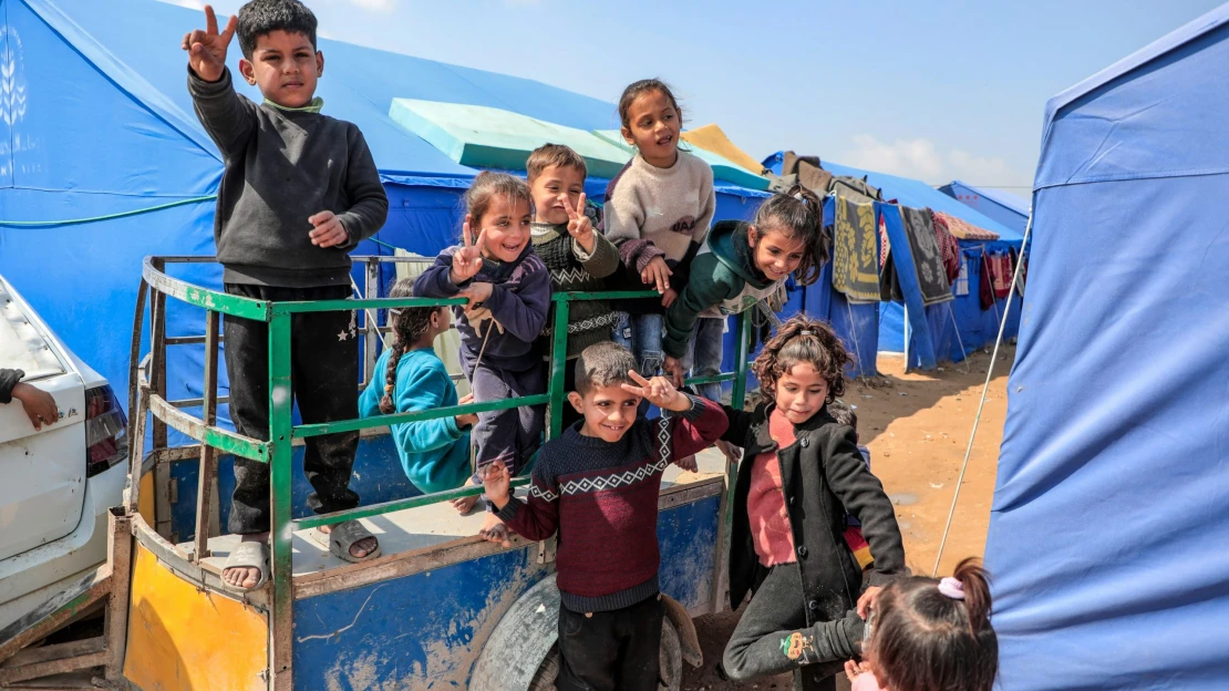 Konflikt v Izraeli: Statisíce lidí utíkají z Gazy, OSN podpořila deklaraci k dvoustátnímu řešení