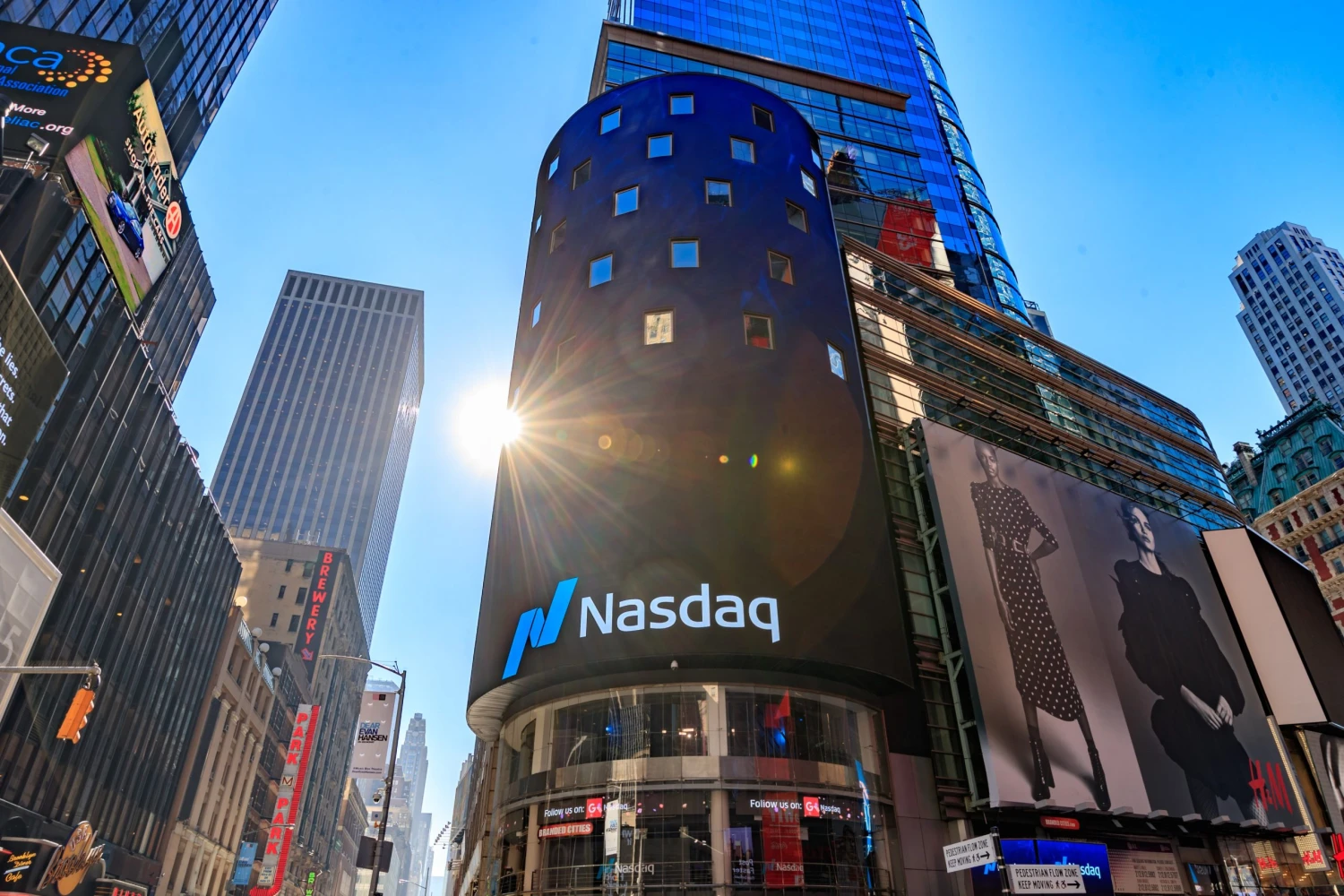 Nasdaq zpřísňuje pravidla. Čínské firmy budou mít těžší vstup na americkou burzu