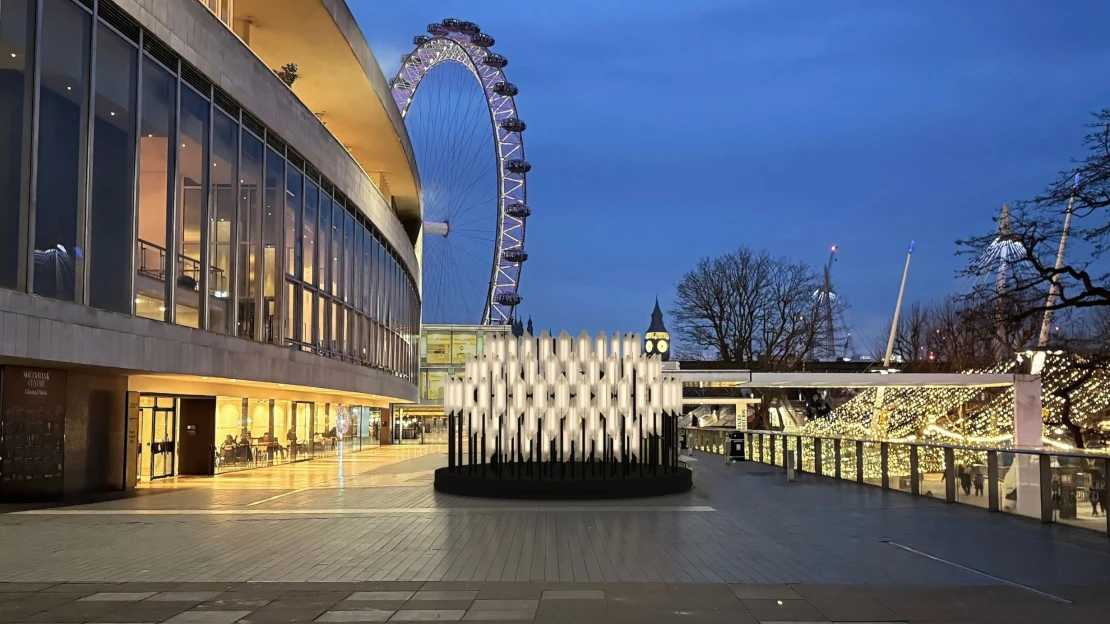 České sklo na South Banku. Brokis stvořil s hvězdou designu instalaci do Londýna