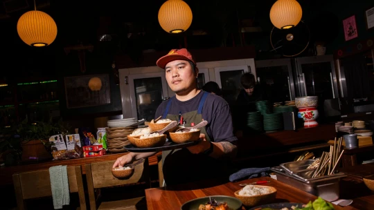 Fine dining, který budete jíst klidně rukama. Langbaan ukazuje jiné Thajsko