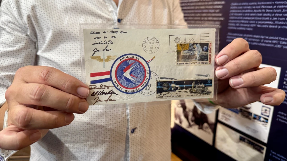 Pro USA byla ostudou, teď stojí statisíce. Obálka z Měsíce je k vidění v Praze