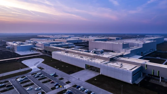 BMW za 49 miliard otevřela továrnu v&nbsp;Maďarsku. Patří k&nbsp;největším závodům automobilky