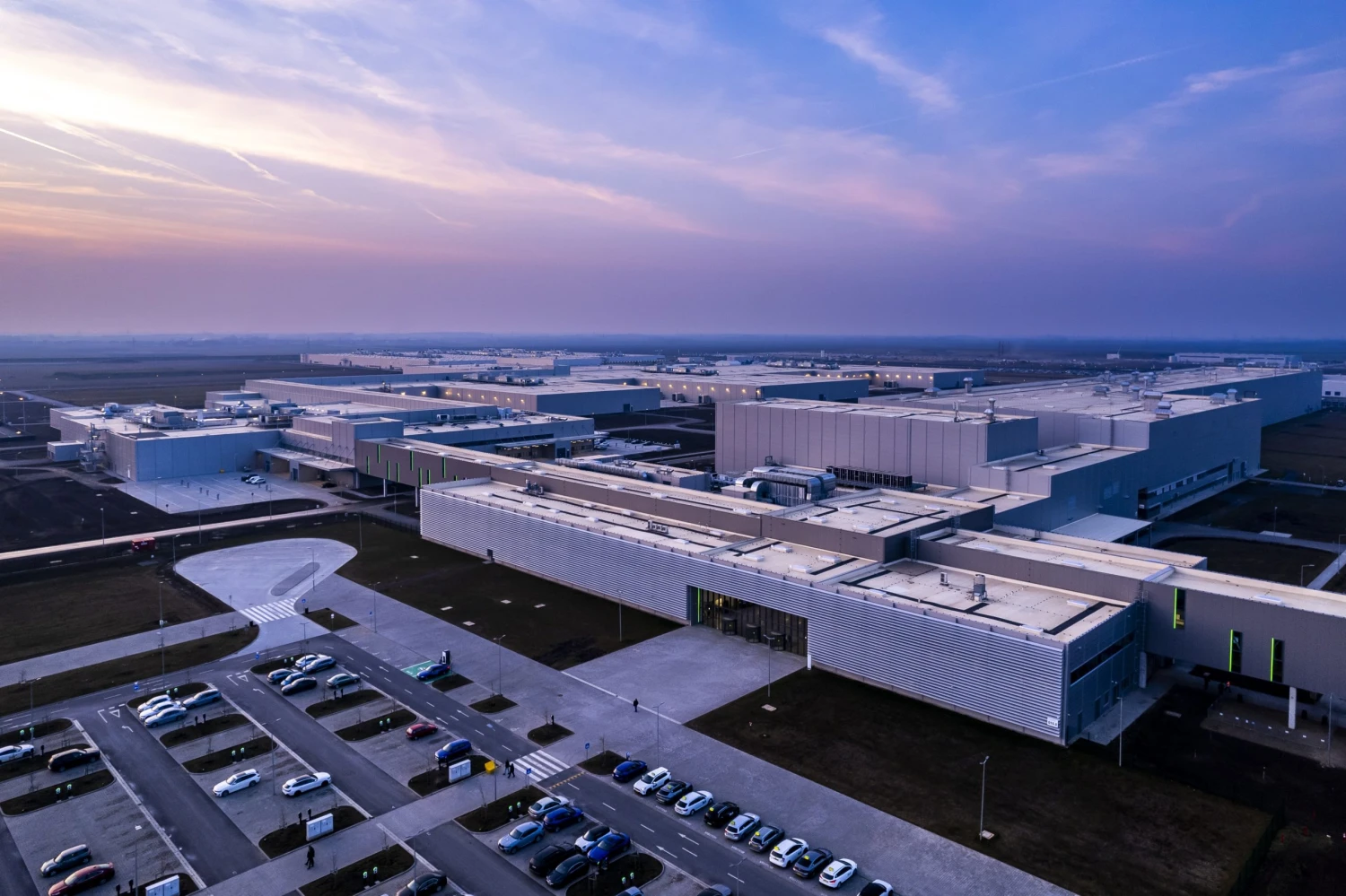 BMW za 49 miliard otevřela továrnu v Maďarsku. Patří k největším závodům automobilky