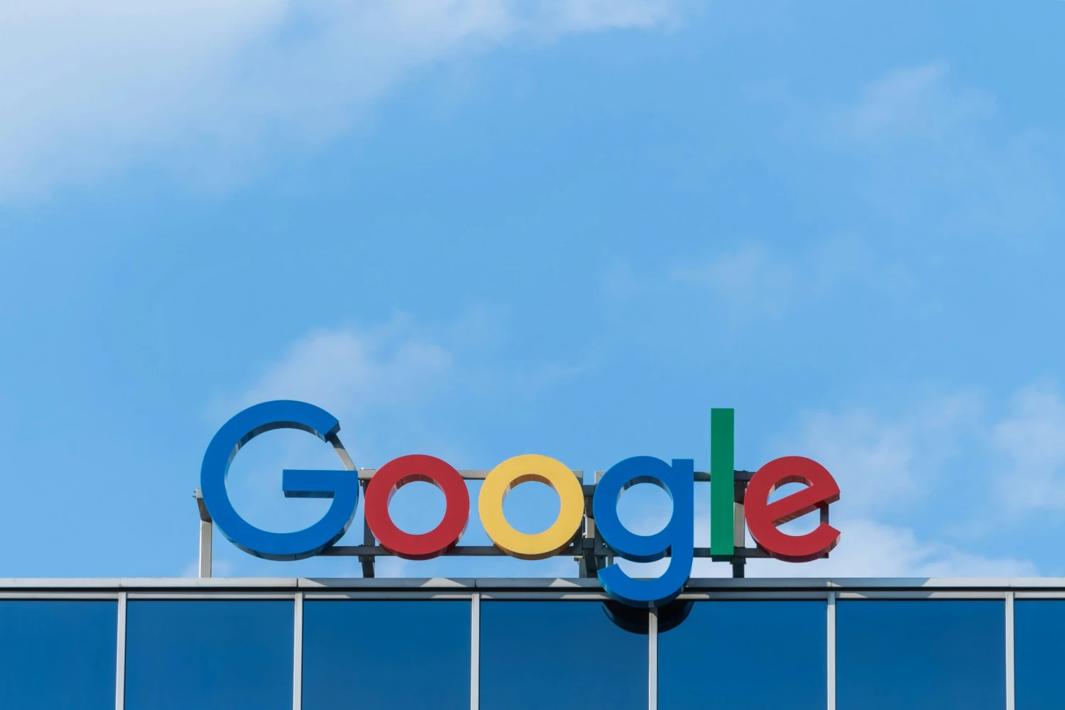 Vydavatel časopisu Rolling Stone žaluje Google, ten mu pomocí AI souhrnů krade příjmy