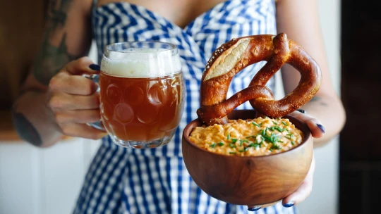 Sýr, pivo & preclík. Tři důvody, proč si udělat Oktoberfest i doma
