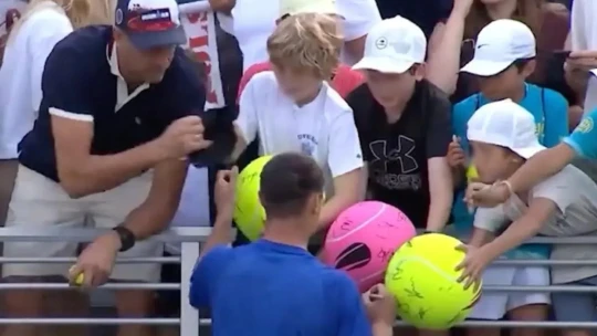 Když CEO nemá pod čepicí. Kdo je milionář, který na US Open ukradl chlapci kšiltovku?