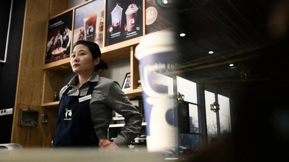 Kávová válka? Čínský Luckin Coffee chce porazit Starbucks v&nbsp;jeho vlastní baště