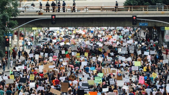 Tady máš peníze a běž protestovat, nabízí moldavský oligarcha. Kde se to děje běžně?