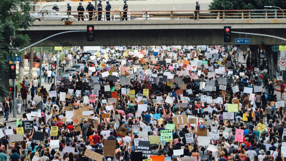 Tady máš peníze a běž protestovat, nabízí moldavský oligarcha. Kde se to děje běžně?