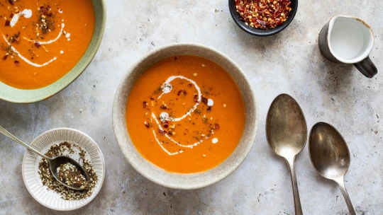 Z Itálie do Indie. Rajčatová polévka s kokosovým mlékem a hřejivým kořením
