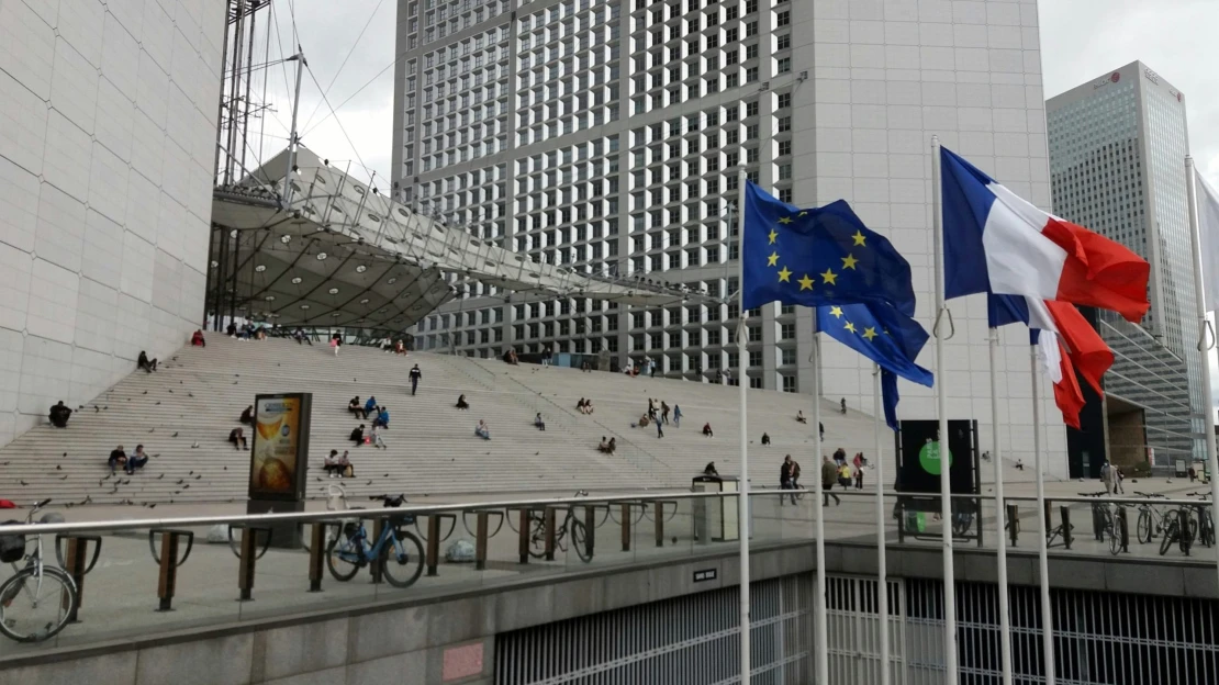 Francie na špici dluhové ligy. Eurozónu čekají těžké časy, varují ekonomové