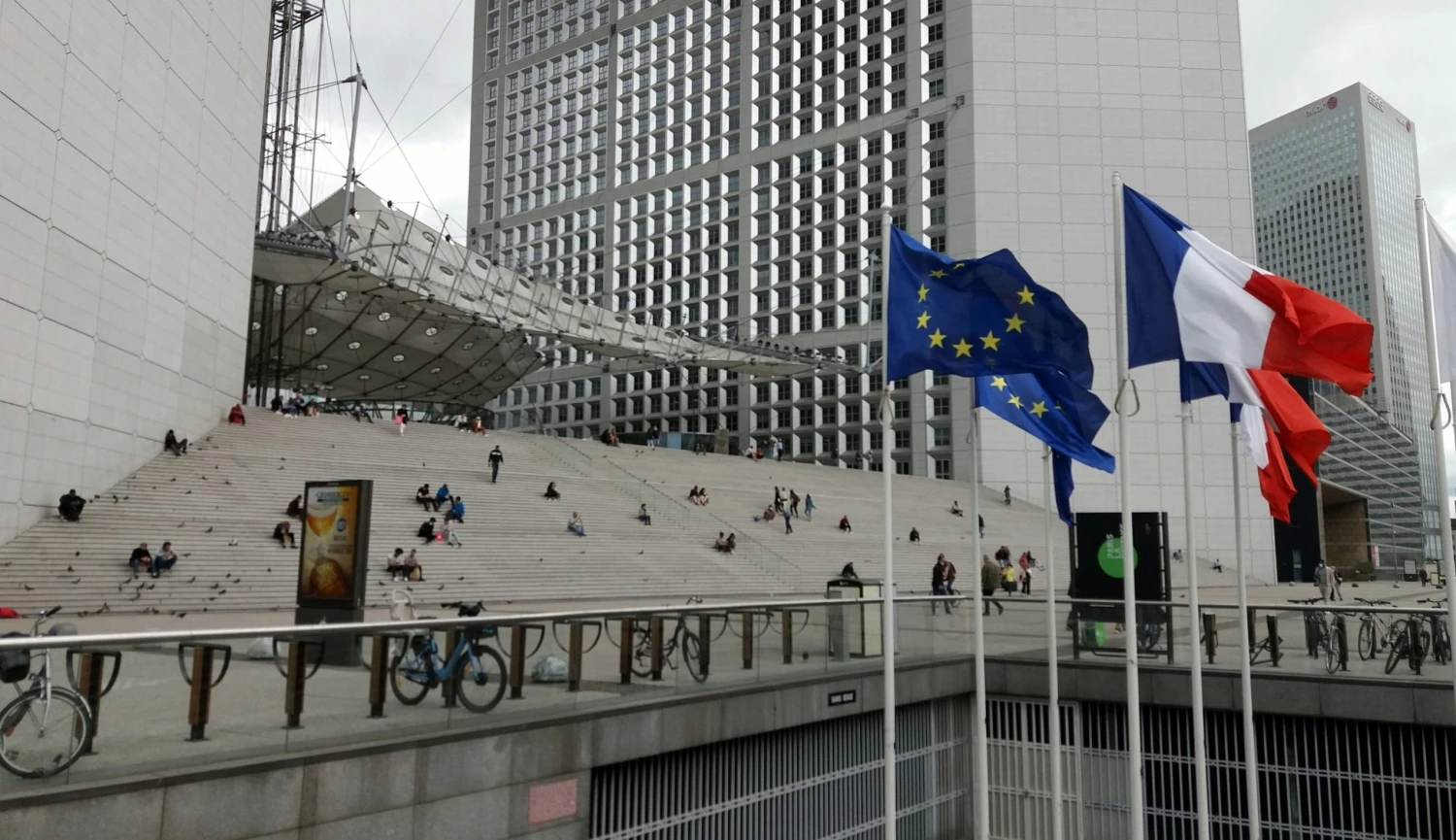 Francie na špici dluhové ligy. Eurozónu čekají těžké časy, varují ekonomové