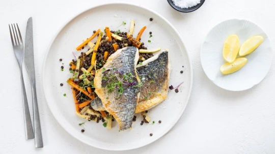 Tak trochu letní, tak trochu podzimní. Teplý čočkový salát s pražmou je lehký i výživný