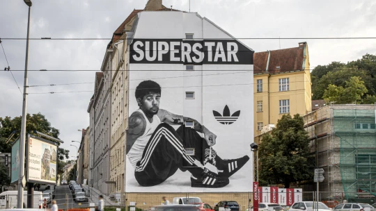 Superstar žije. Adidas se vrací k&nbsp;ikonické tenisce a&nbsp;je u&nbsp;toho i&nbsp;Calin