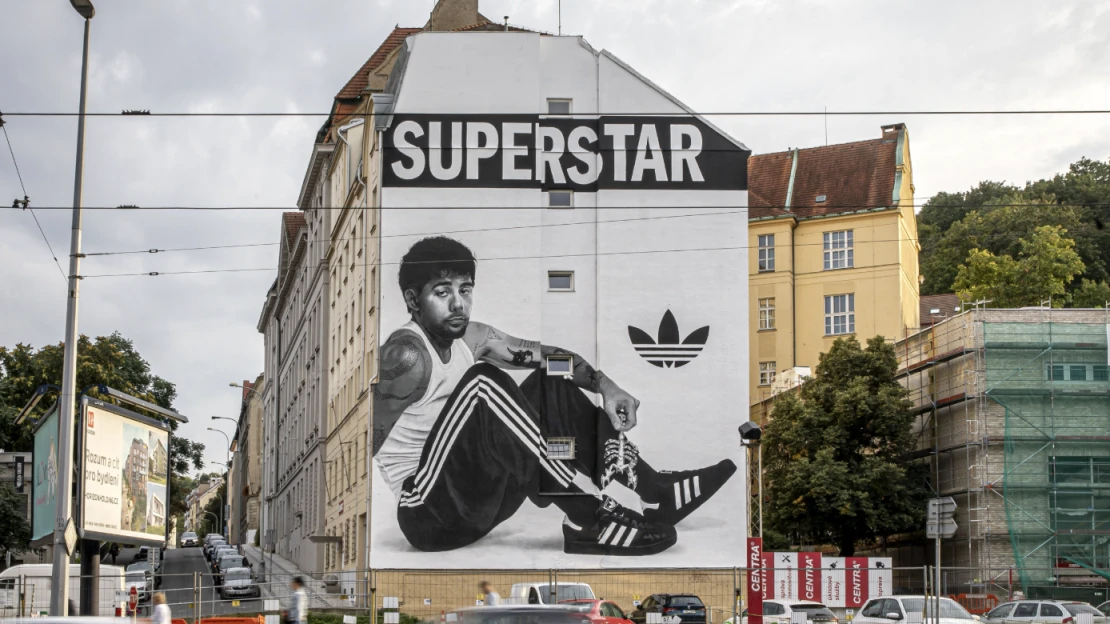 Superstar žije. Adidas se vrací k&nbsp;ikonické tenisce a&nbsp;je u&nbsp;toho i&nbsp;Calin