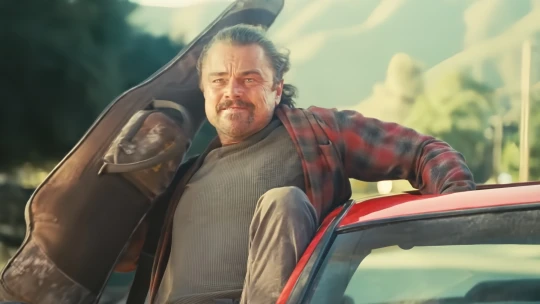 Už DiCaprio nastavuje zrcadla? Jednu bitvu za druhou vedou v&nbsp;novém filmu karikatury