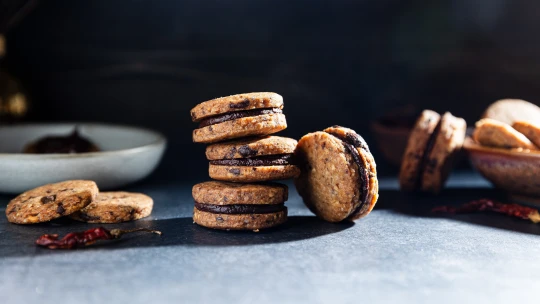 Sušenky nabité čokoládou a ořechy. Chilli ganache jim dodává pikantní nádech