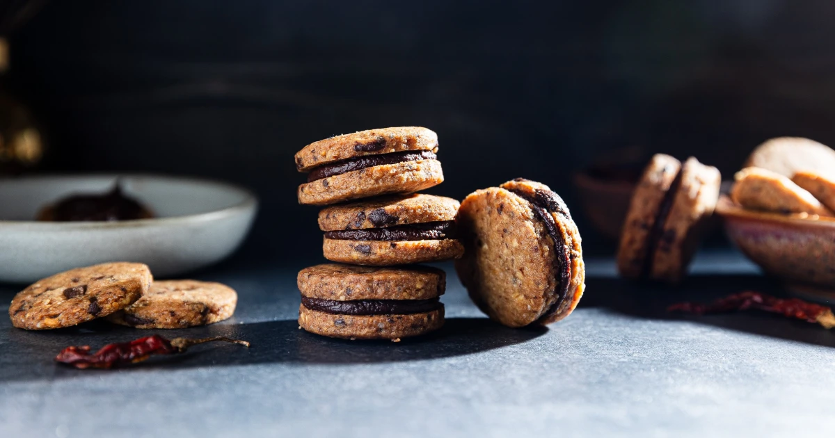 Sušenky nabité čokoládou a ořechy. Chilli ganache jim dodává pikantní nádech