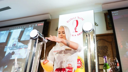 Soutěž v čepu. České barmanky ukazují, že dokonalé pivo je umění i rituál