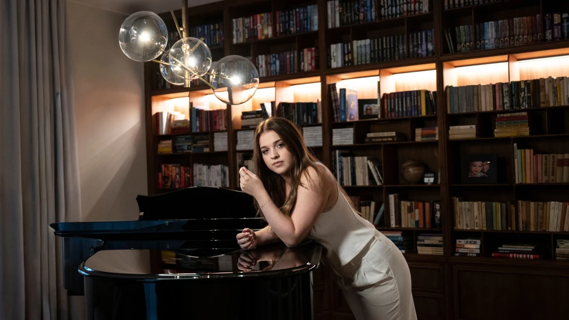 Z Česka na Times Square i turné s Loreen. Vycházející star Thera dobývá mainstream