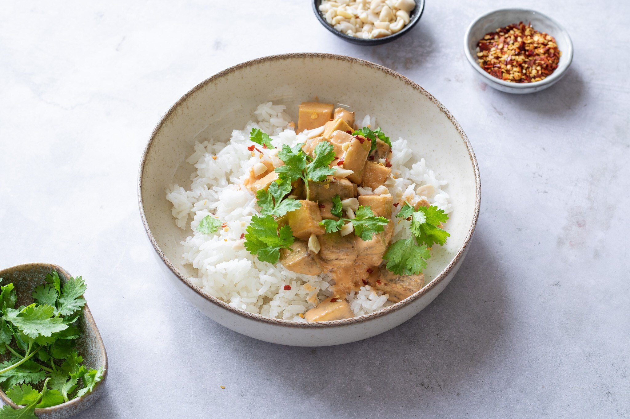 Zelenina, proteiny, umami. Lilek s tofu v arašídové omáčce má vše, co ve výživném vegan jídle chcete