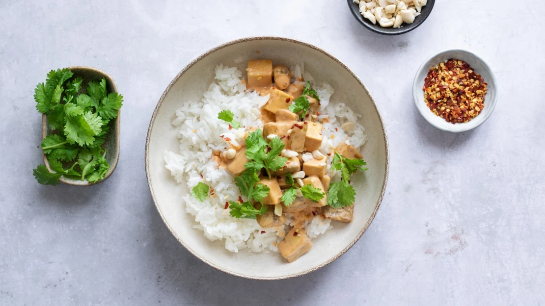 Zelenina, proteiny, umami. Lilek s tofu v arašídové omáčce má vše, co ve výživném vegan jídle chcete