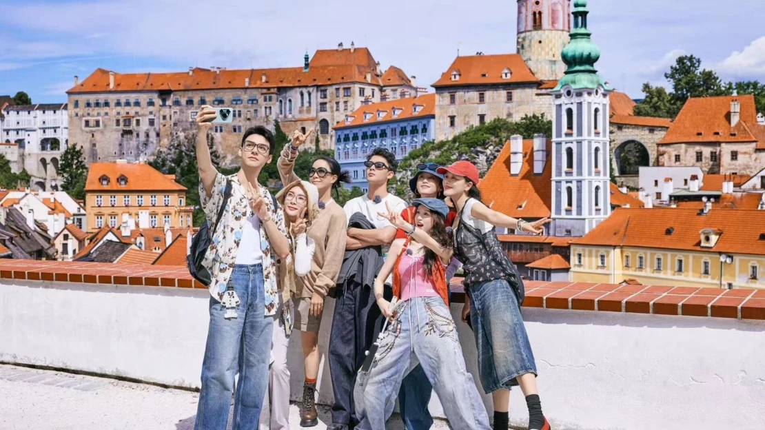 Vidí Česko v televizi, tak letí. Praha a Český Krumlov opět vyhlíží turisty z Číny