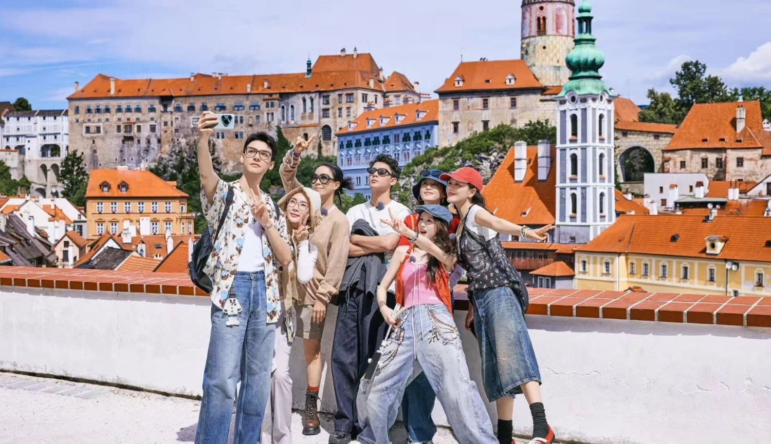 Vidí Česko v televizi, tak letí. Praha a Český Krumlov opět vyhlíží turisty z Číny