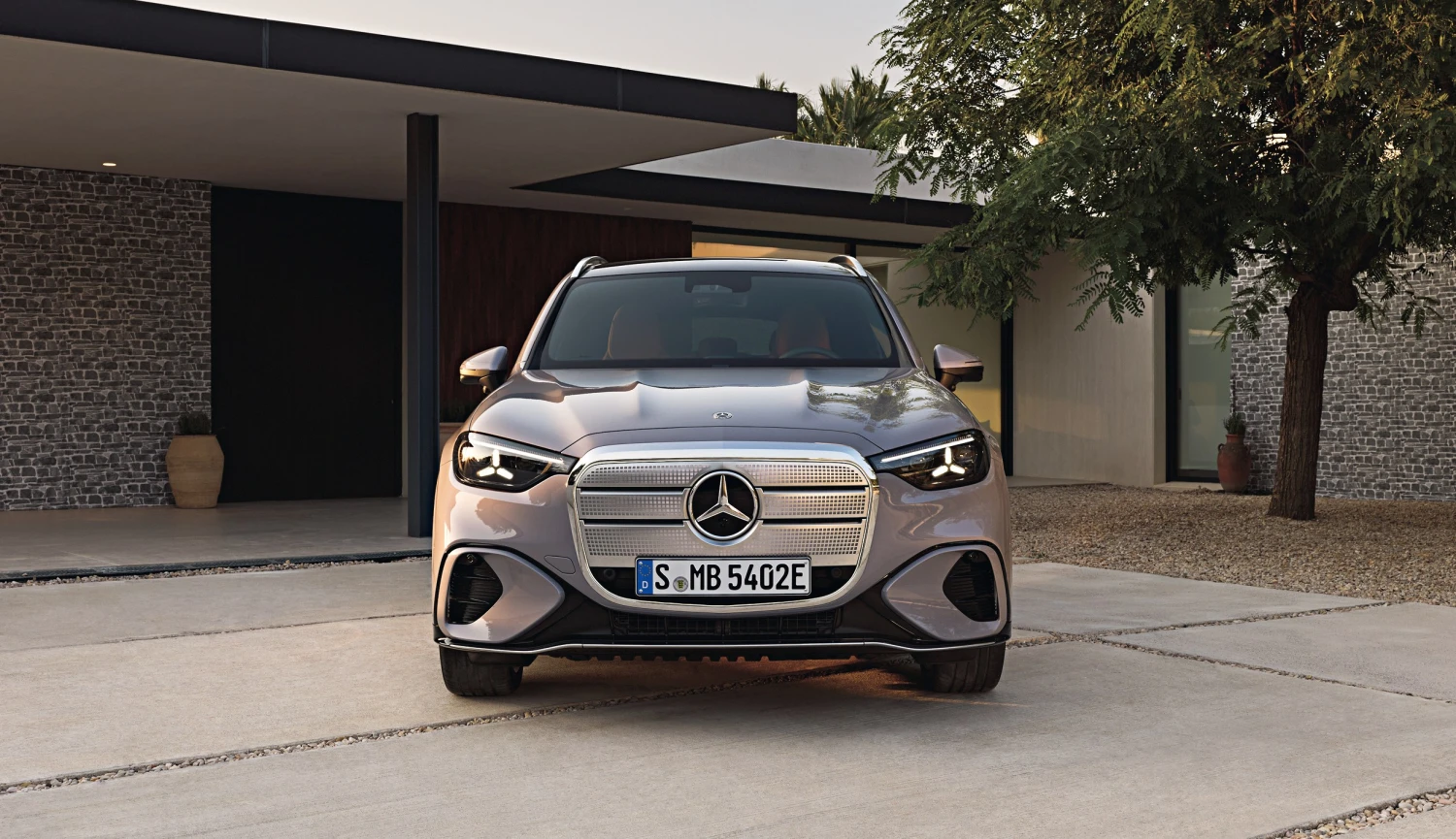 Jde o přežití. Jak BMW a Mercedes-Benz soupeří na poli elektromobility