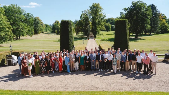 V teniskách k prezidentovi. Startupisti v Lánech ukázali AI, drony i salát na střeše