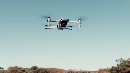 Drony by se měly regulovat jako zbraně, navrhuje bývalý šéf pražského letiště